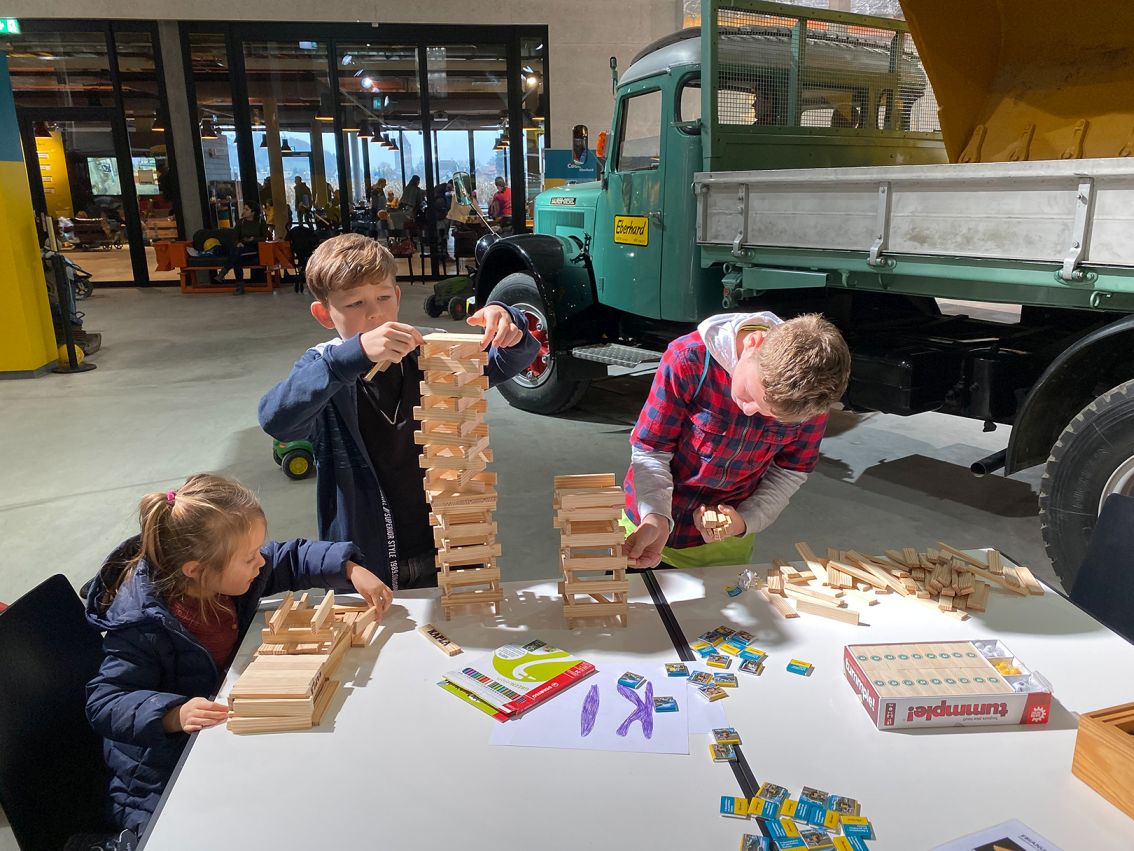 Kinder basteln und zeichnen im EBIANUM Baggermuseum in Fisibach