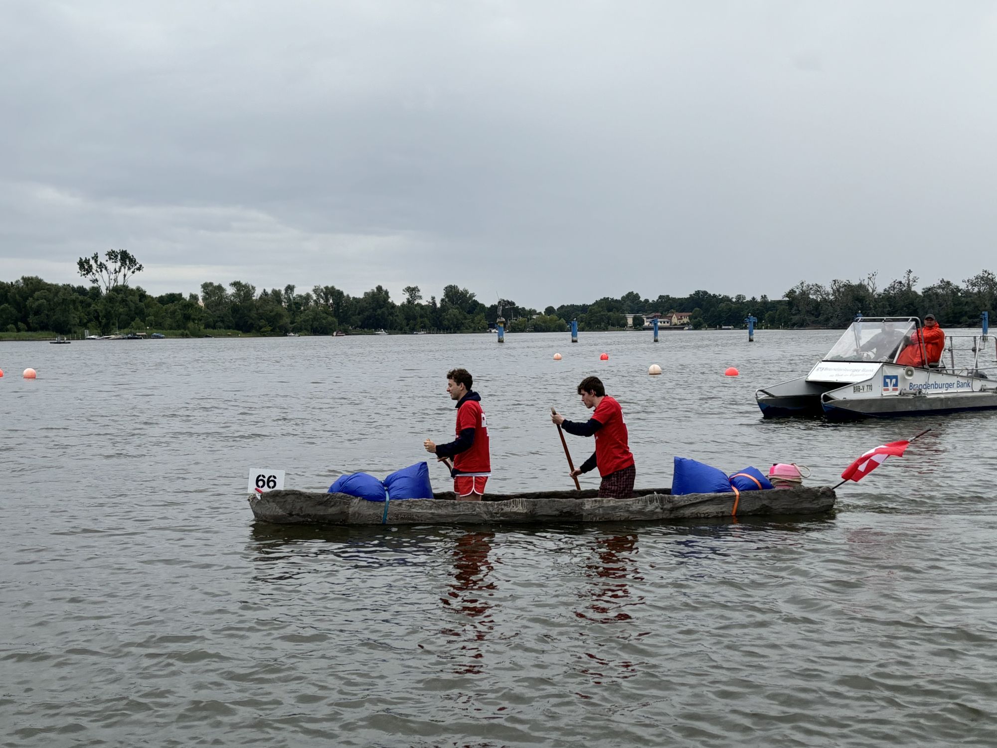 Das Betonkanu im Wasser