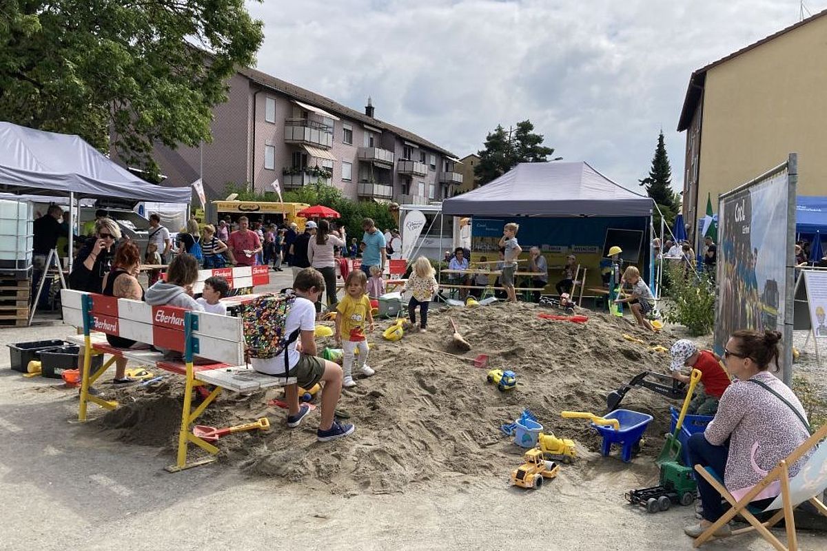 Kinder spielen im Sandkasten.