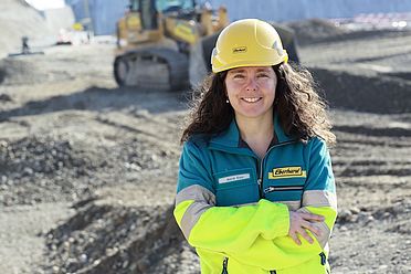 Astrid Gloor posiert vor Baustelle.