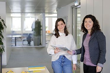 Zwei Frauen im Büroalltag.