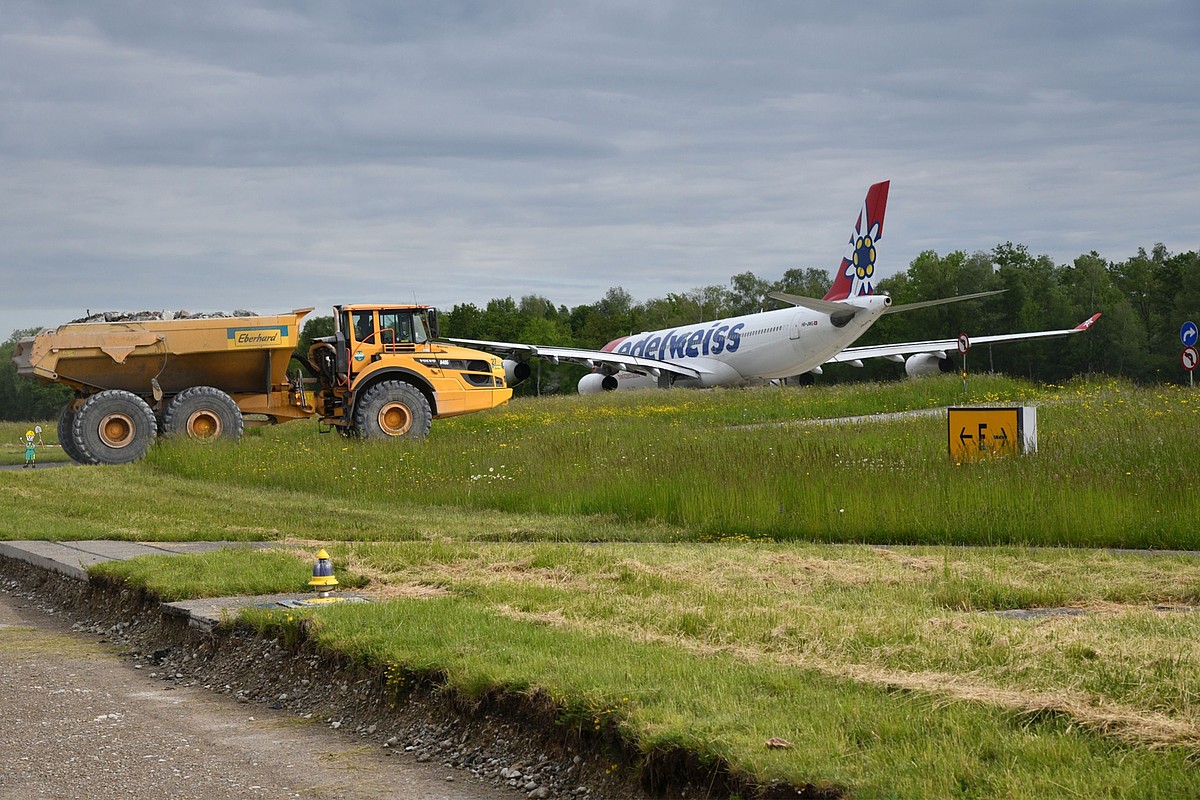 Dumper und Flugzeug in Kloten.