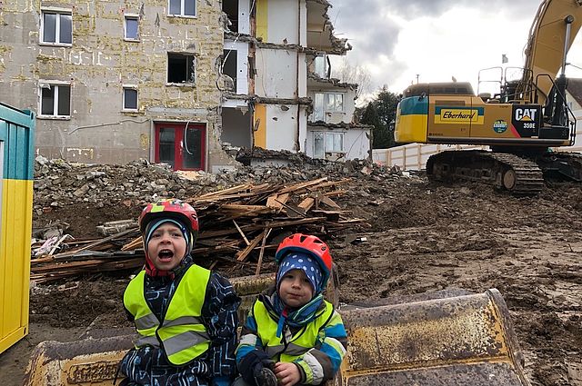 Dario und Yannick auf der Baustelle in Kloten