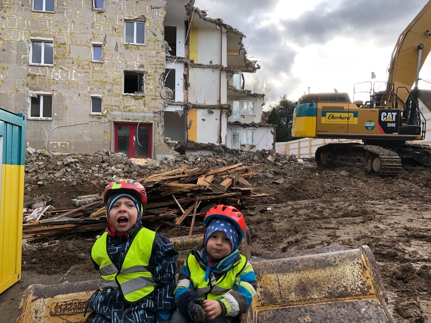 Dario und Yannick auf der Baustelle in Kloten