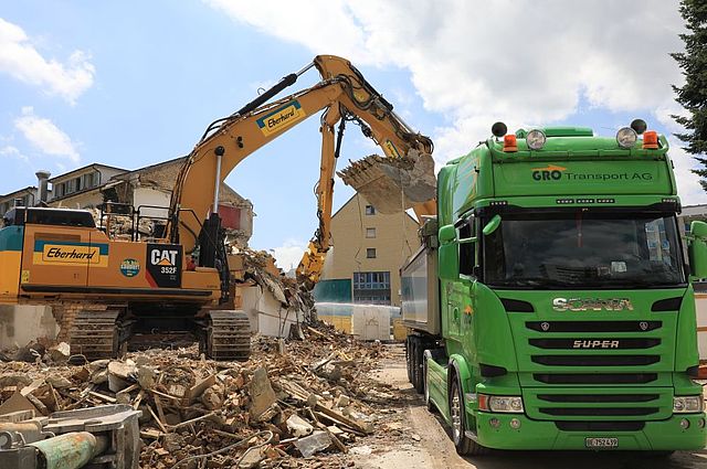 Bagger lädt Mischabbruch in LKW