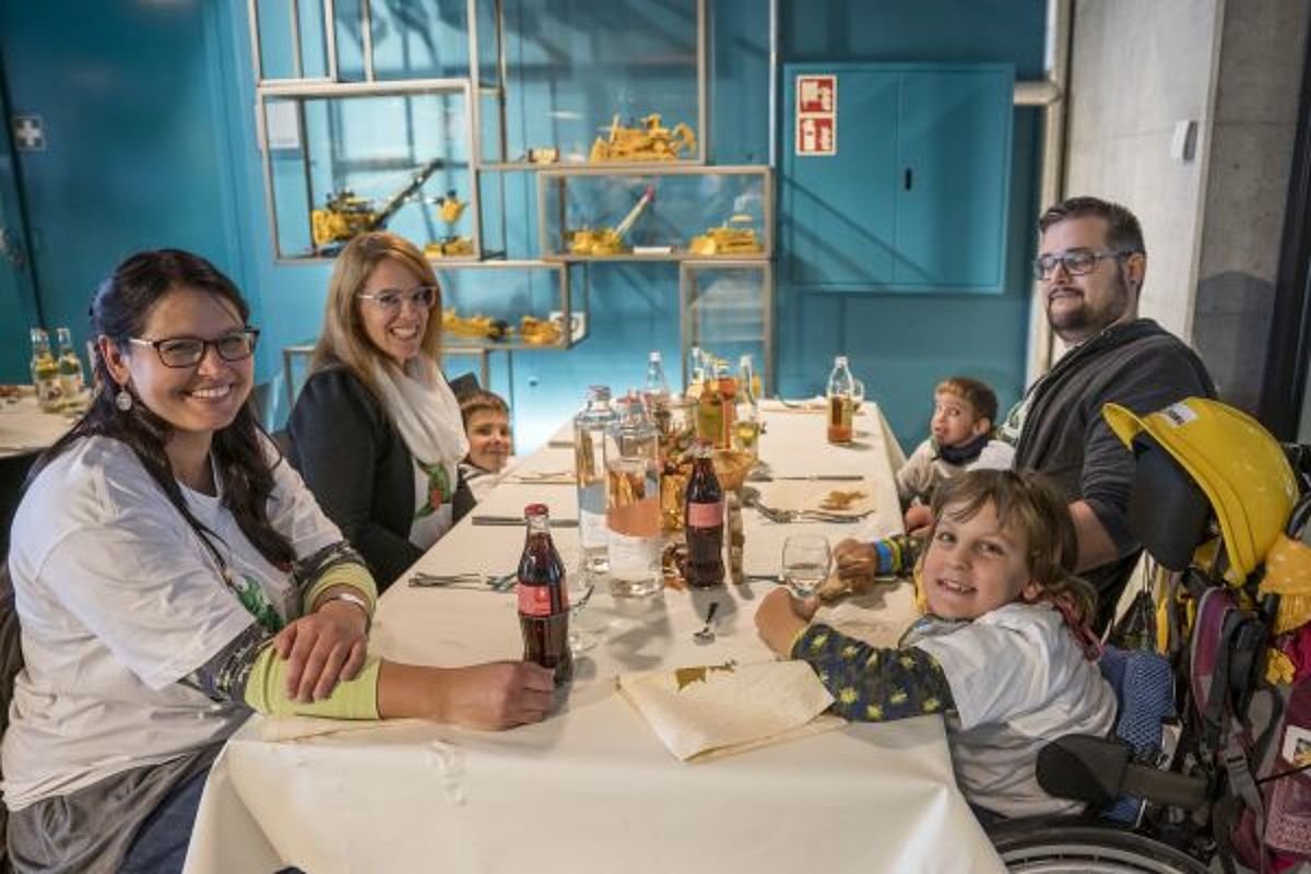 Strahlende Gesichter beim Mittagessen