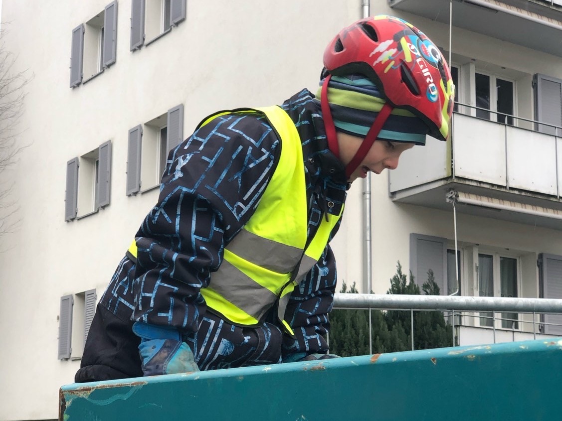 Yannick begutachtet die Mulde auf der Baustelle in Kloten.