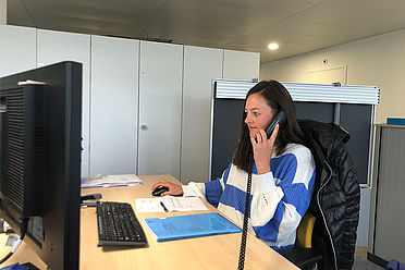 Telefonieren im Büro.