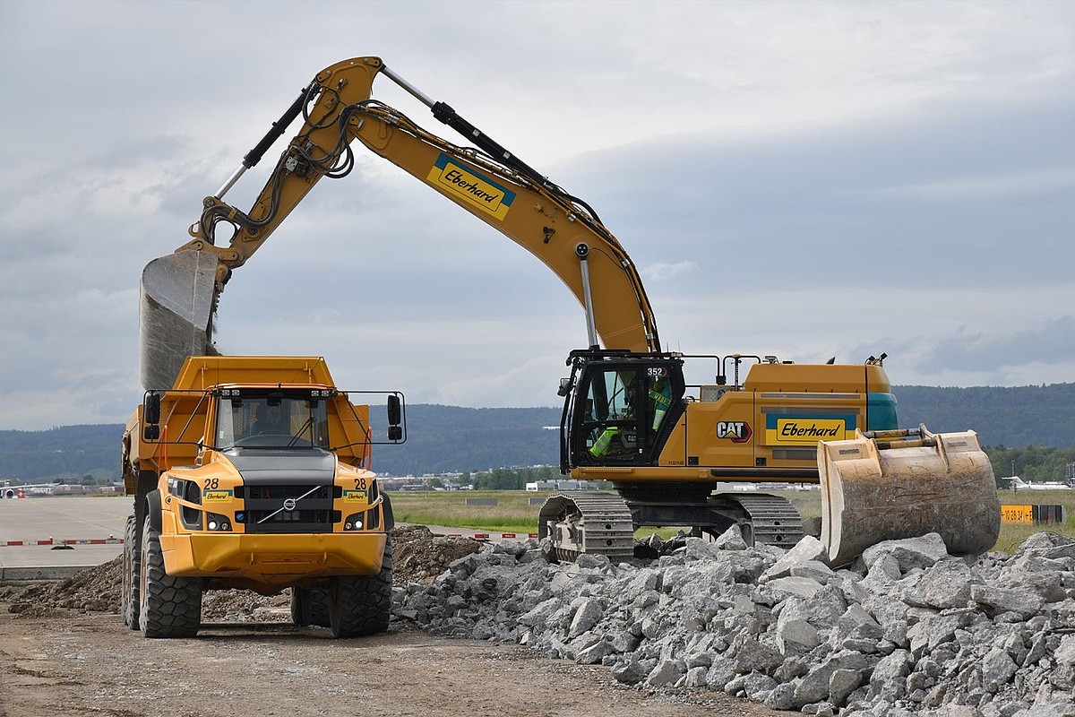 Bagger und Muldenkipper