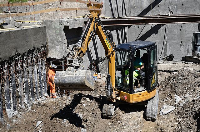 Der Bagger in der Baugrube der Baustelle Rigiplatz in Zürich