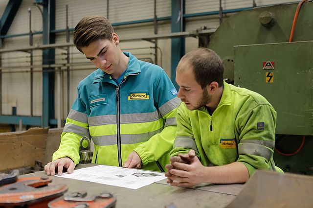 Unser Lernender Konstrukteur bespricht in einem Werk einen Plan