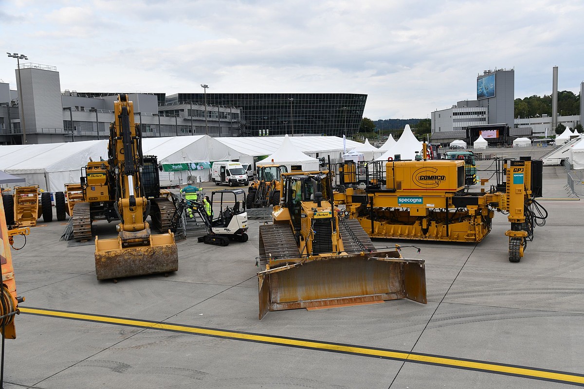 Ausgestellte Baumaschinen am Flughafen.