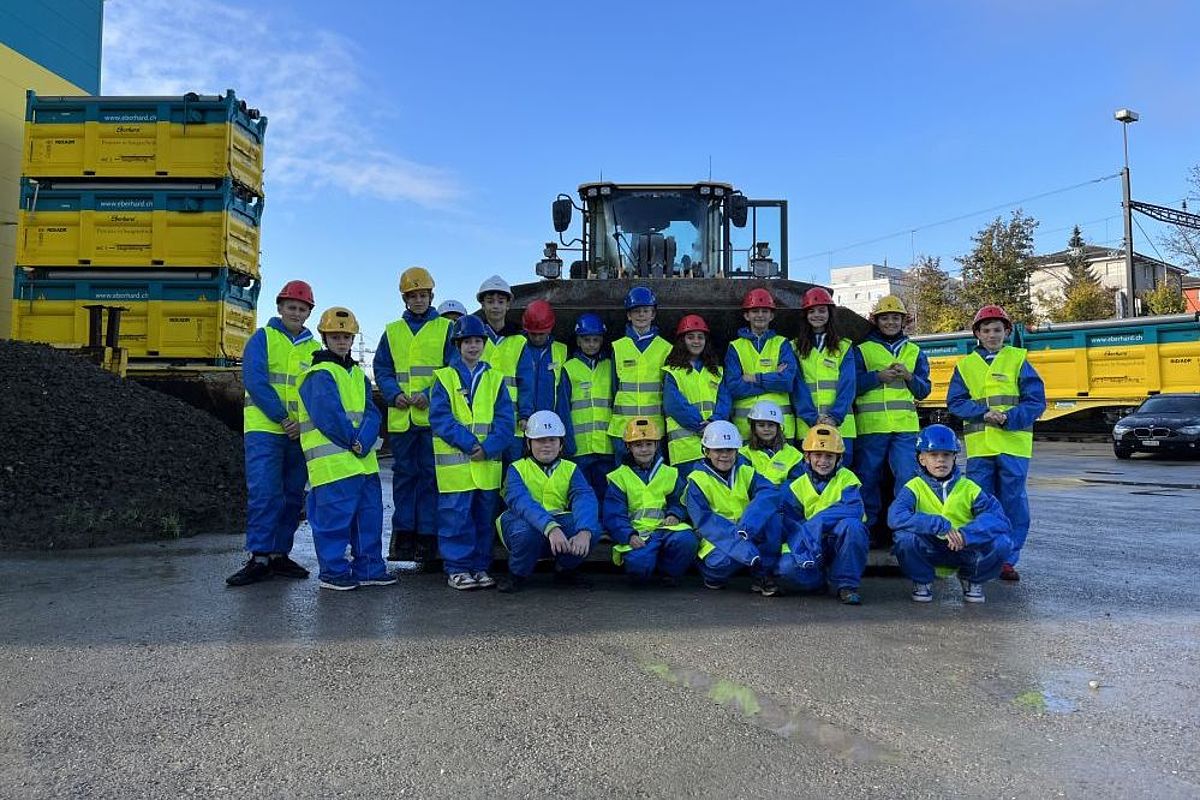 Gruppenfoto vor dem Pneulader