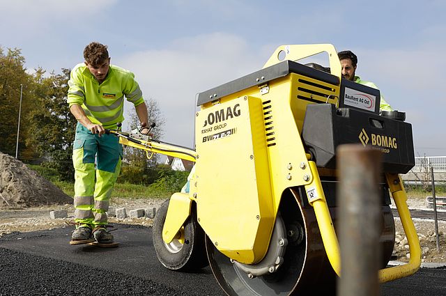 Unser Lernende Strassenbauer beim Asphaltieren auf einer Baustelle