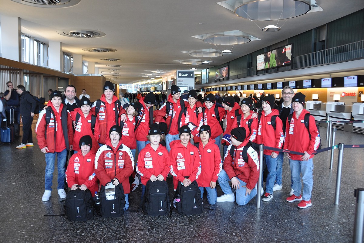 Gruppenfoto am Flughafen.