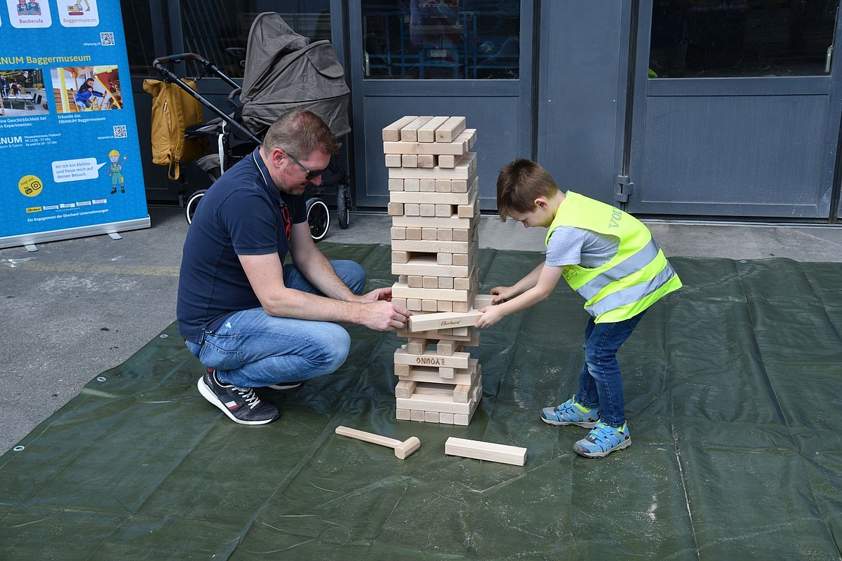 Vater und Sohn beim Jenga spielen.