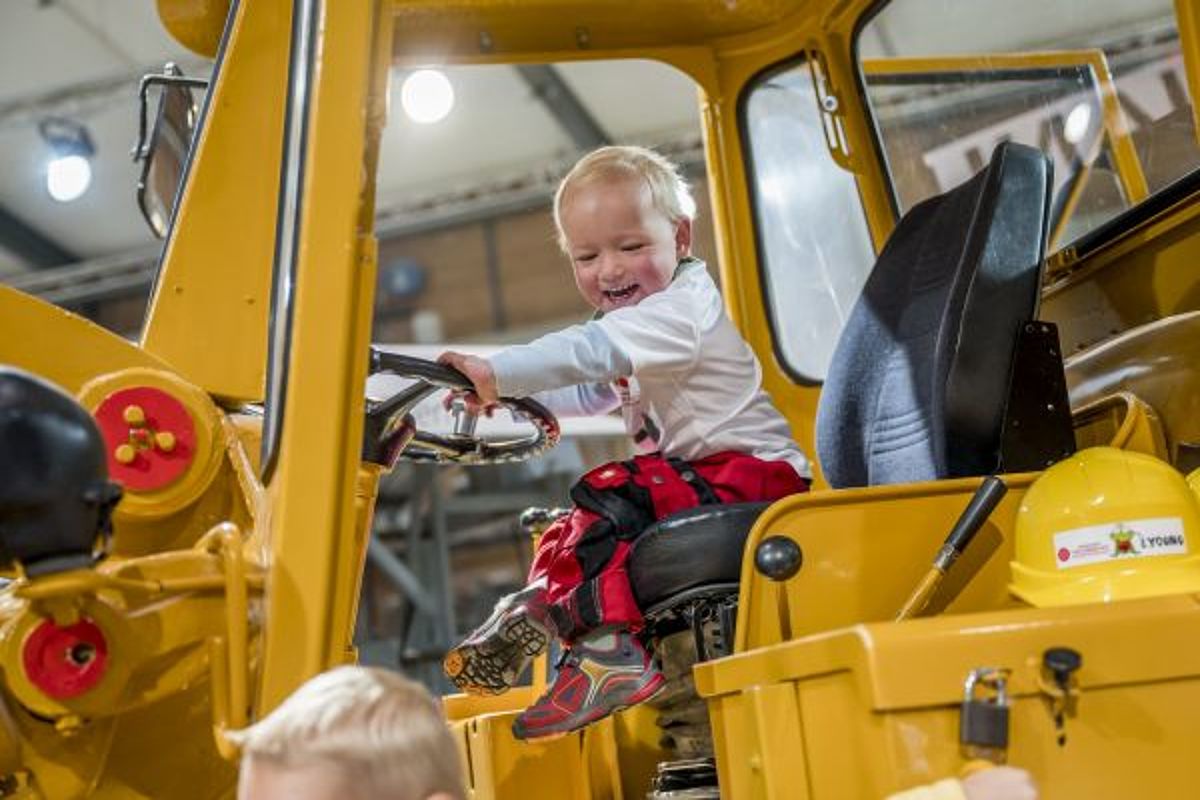 Junge auf Bagger