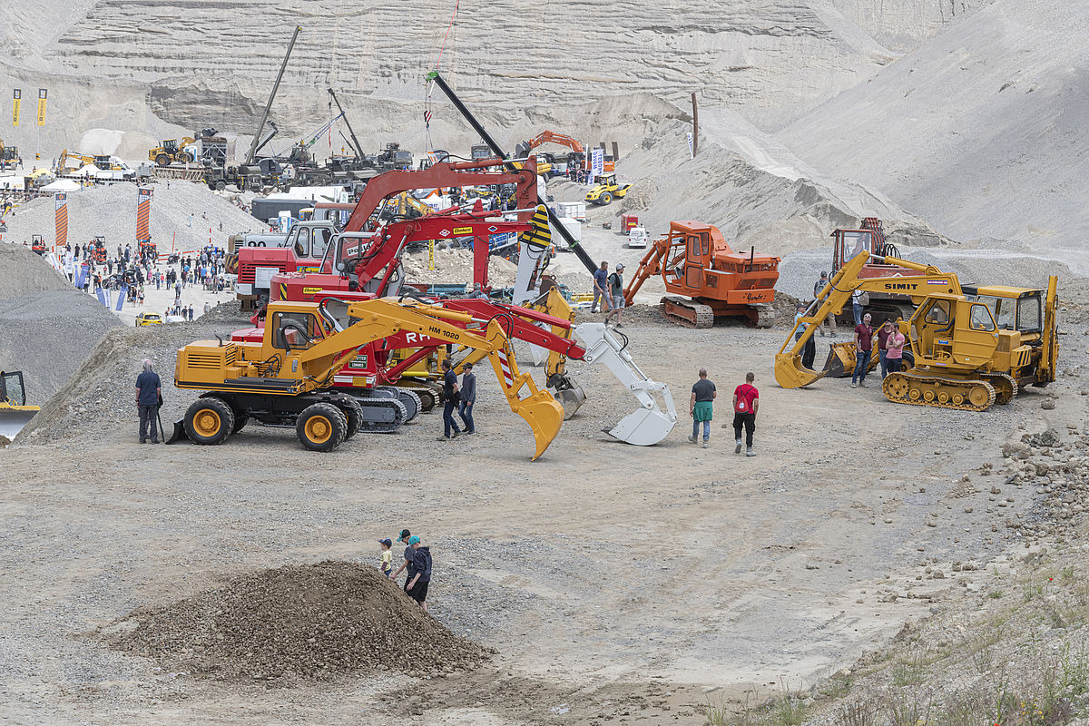 Zahlreiche Baumaschinen