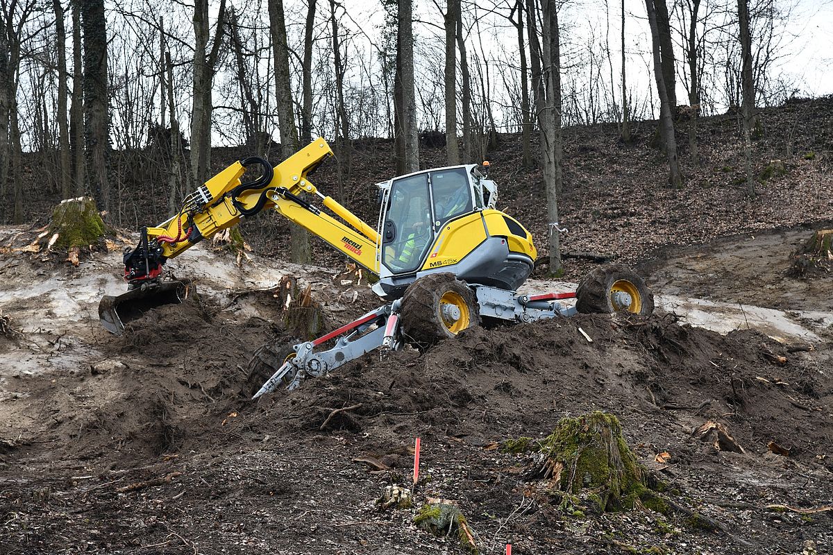 Abtrag von Bodenmaterial im steilen Gelände