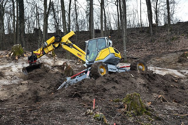 Abtrag von Bodenmaterial im steilen Gelände