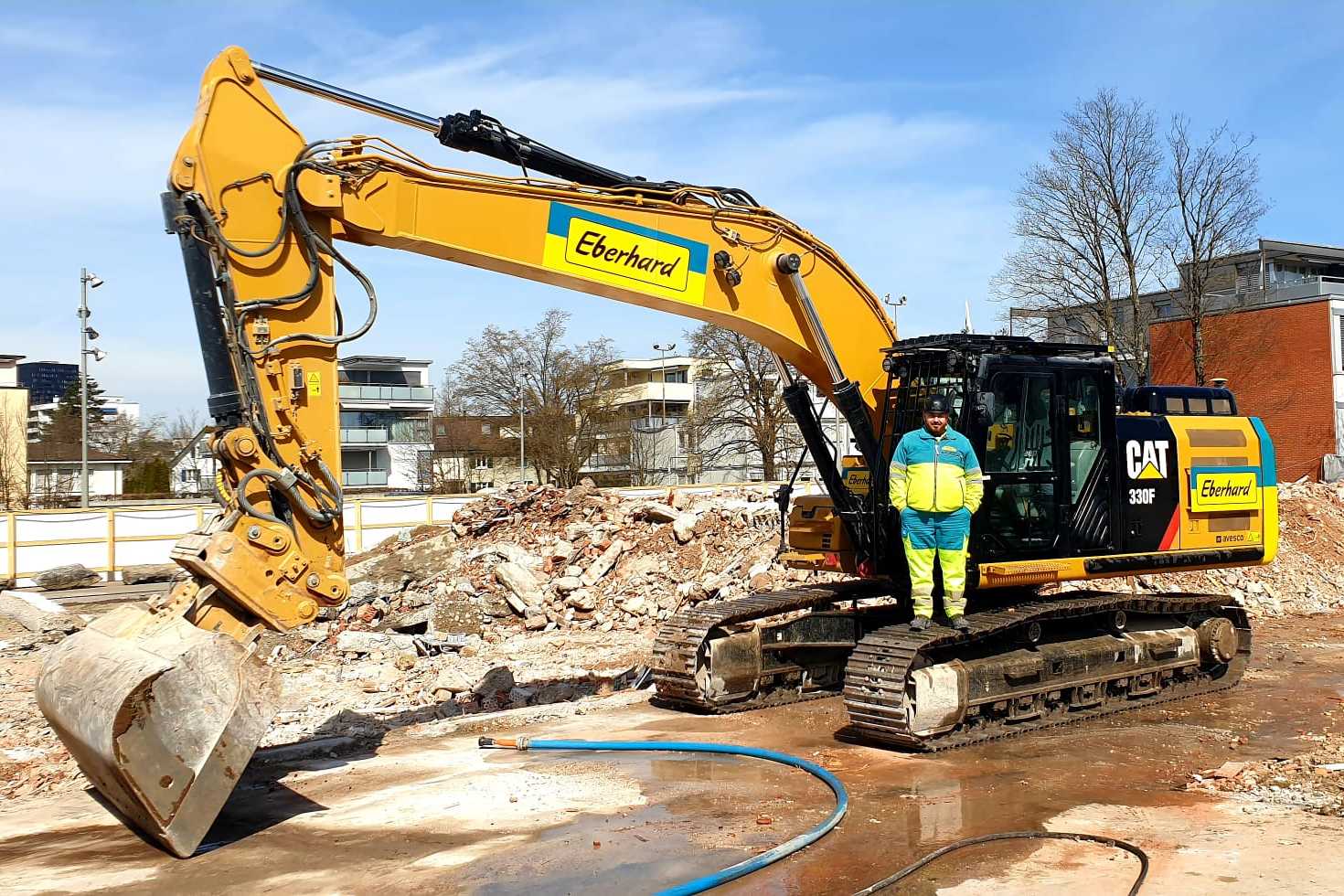 Hier ist unser Baumaschinenführer Bruno auf seinem Bagger CAT 300F zu sehen.