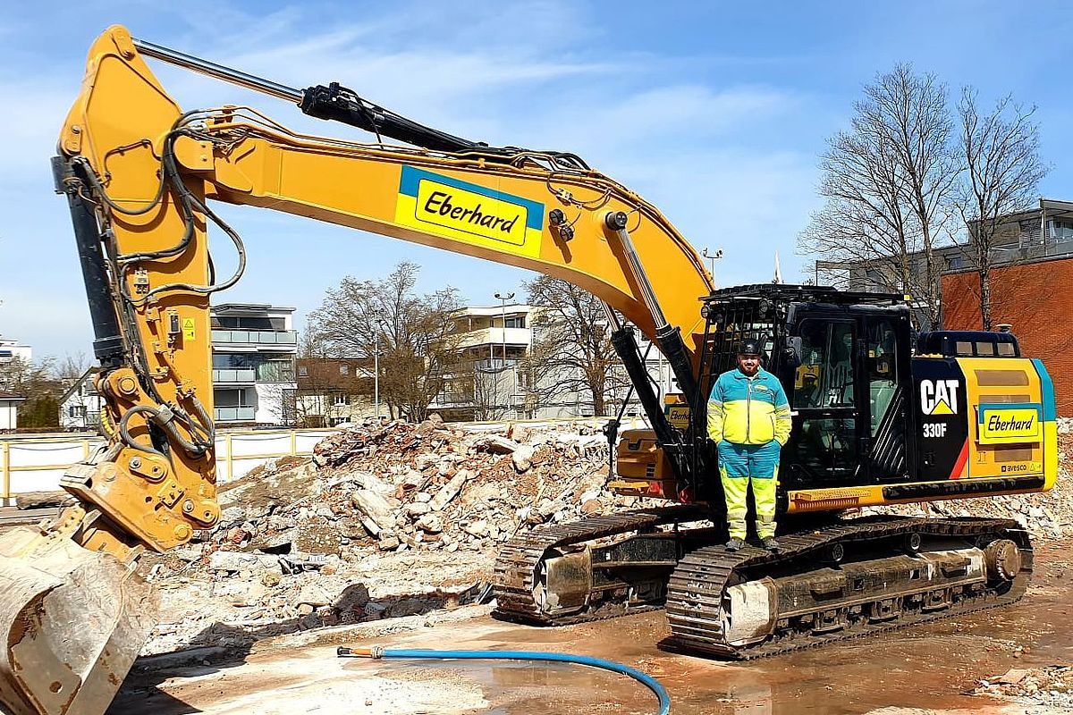 Hier ist unser Baumaschinenführer Bruno auf seinem Bagger CAT 300F zu sehen.