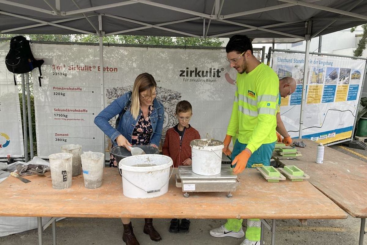 Kinder beim Betongiessen.