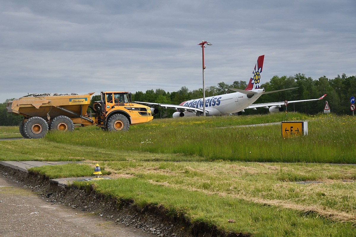 Dumper und Flugzeug in Kloten.