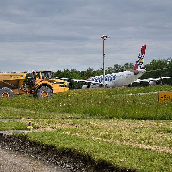 Dumper und Flugzeug in Kloten.