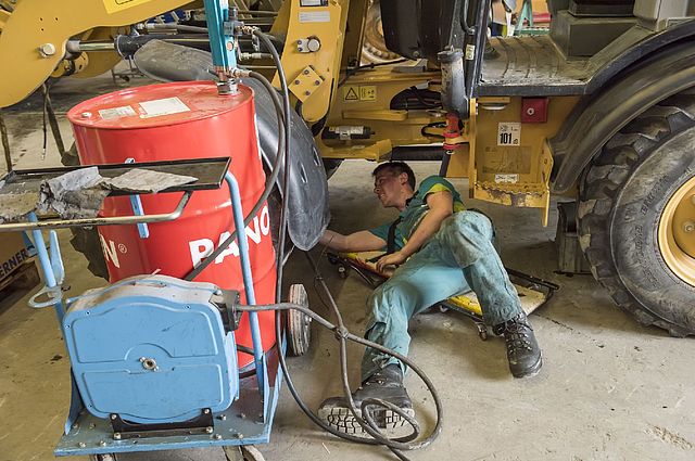 Unser Lernende Baumaschinenmechaniker an der Arbeit in der Werkstatt in Oberglatt