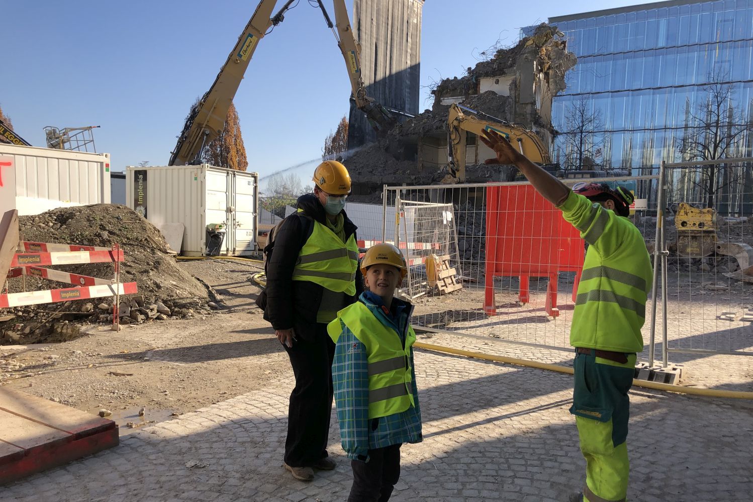 Polier Silvan erklärt die Baustelle