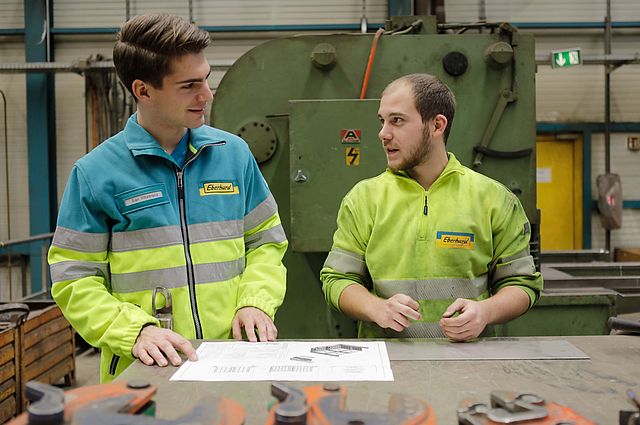 Unser Lernender Konstrukteur bespricht in einem Werk einen Plan