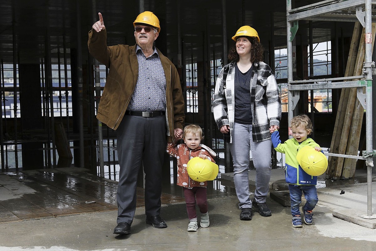 Familie auf dem Rohbau.