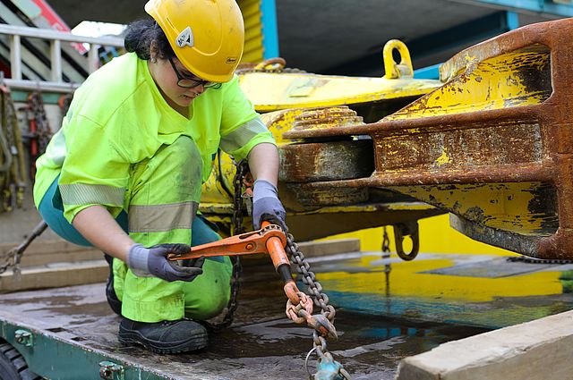 Sarah, Strassentransportfachfrau in Ausbildung sichert die Ladung auf einem LKW