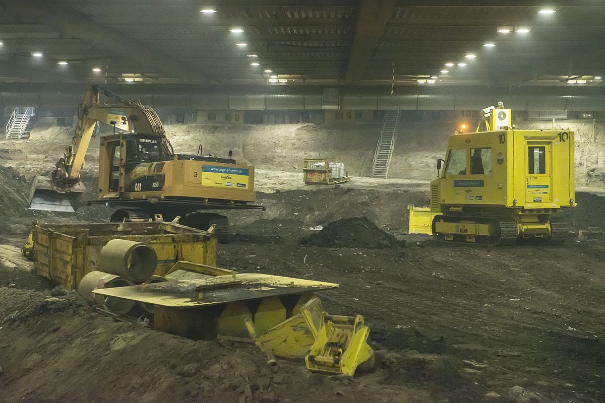 In der Halle der SMDK: Bagger und Papa Moll-Explorations-Fahrzeug im Einsatz