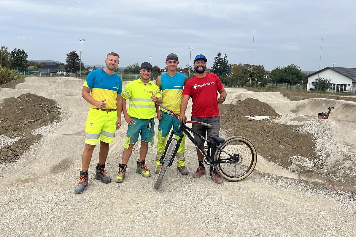 4 Männer auf der Baustelle vom Pumptrack Rümlang. 