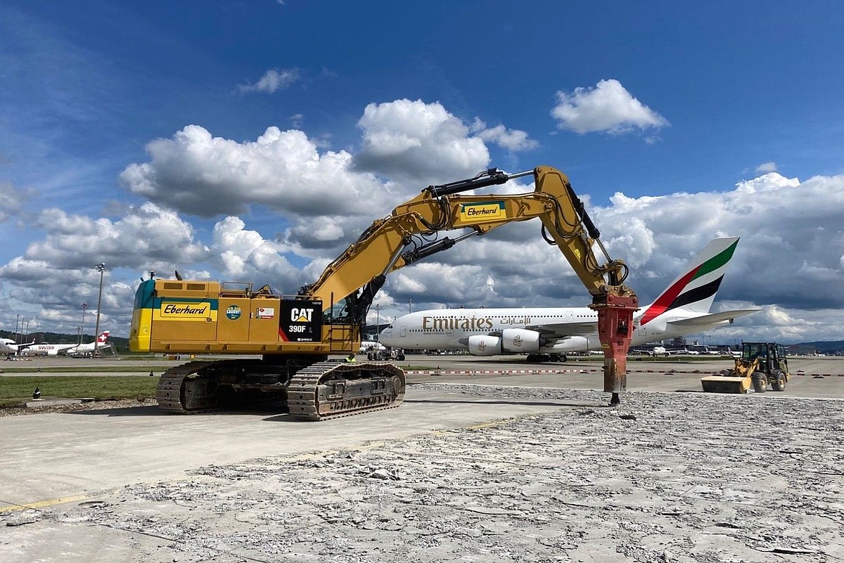 Bagger am Flughafen