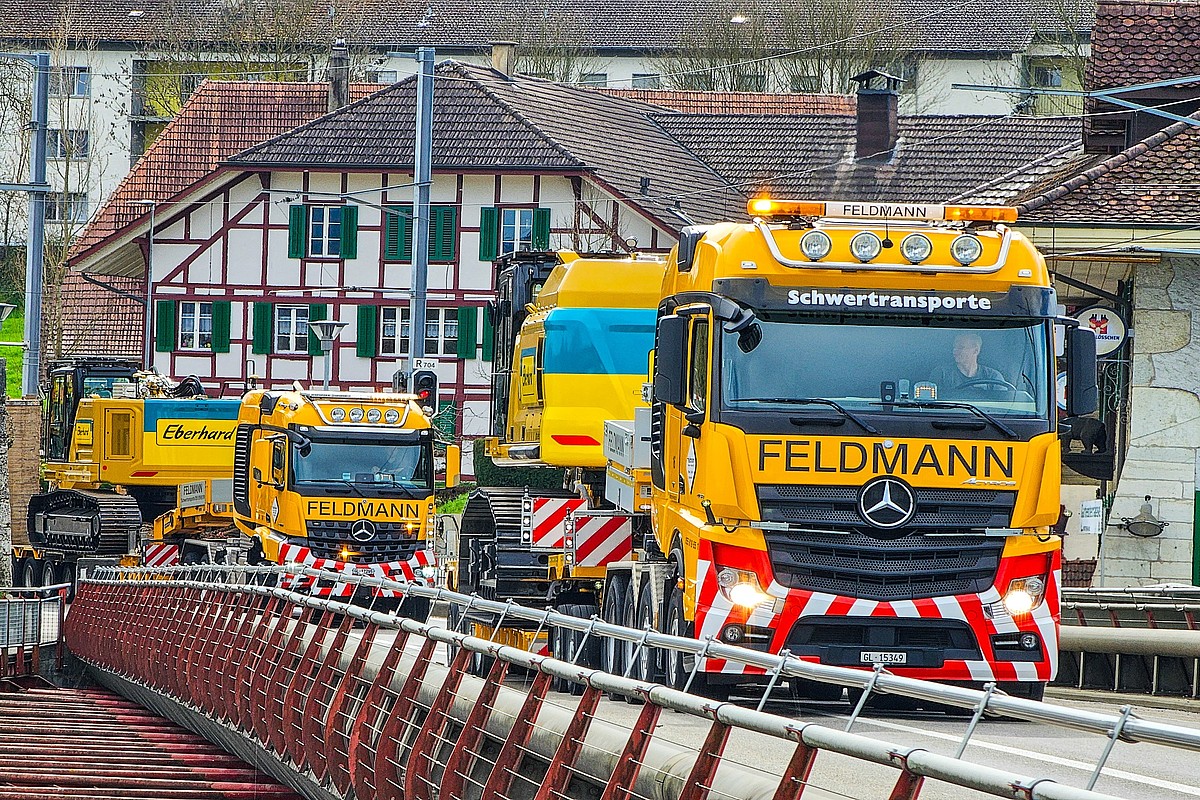 Baumaschinenkonvoi in Aarwangen