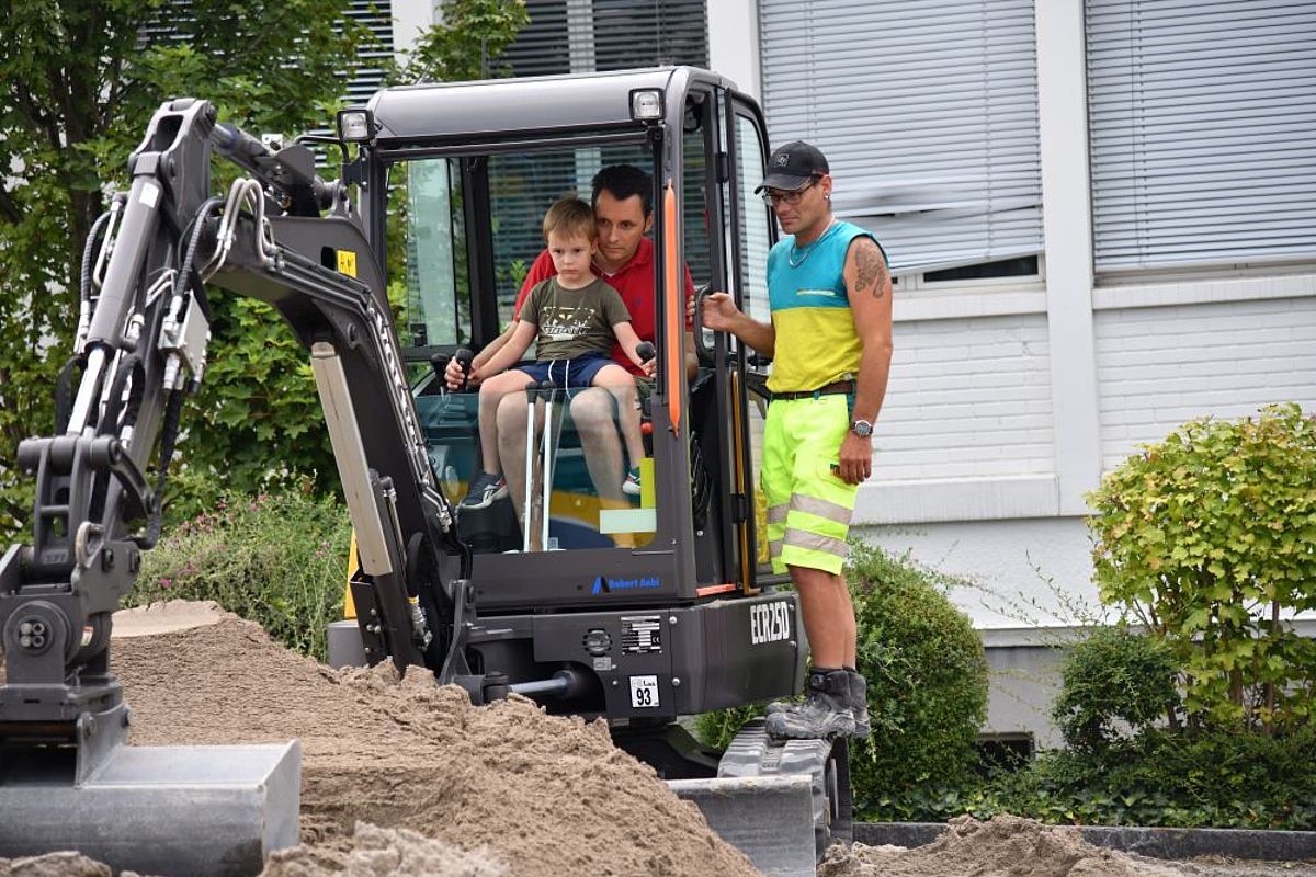 Junge und Vater beim Bäggerle.