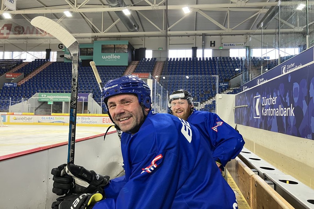 Lachende Eishockeyspieler.