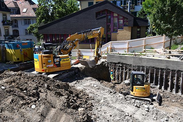 Der Bagger in der Baugrube der Baustelle Rigiplatz in Zürich