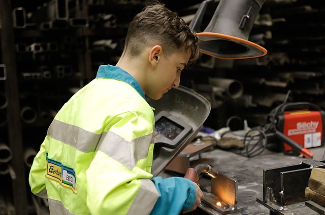 Unser Lernende Produktionsmechaniker beim Schweissen in der Schlosserei