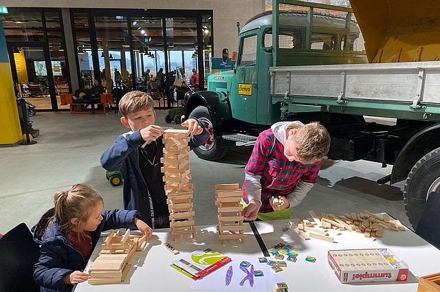 Kinder basteln und zeichnen im EBIANUM Baggermuseum in Fisibach