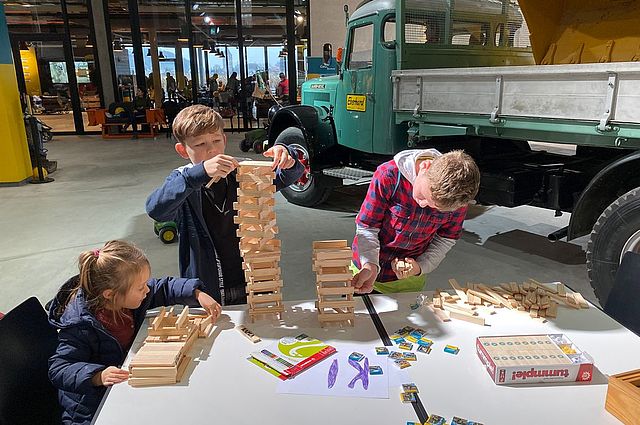 Kinder basteln und zeichnen im EBIANUM Baggermuseum in Fisibach