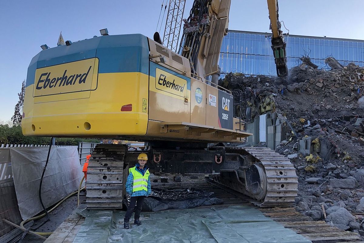 Levin vor dem Riesenbagger