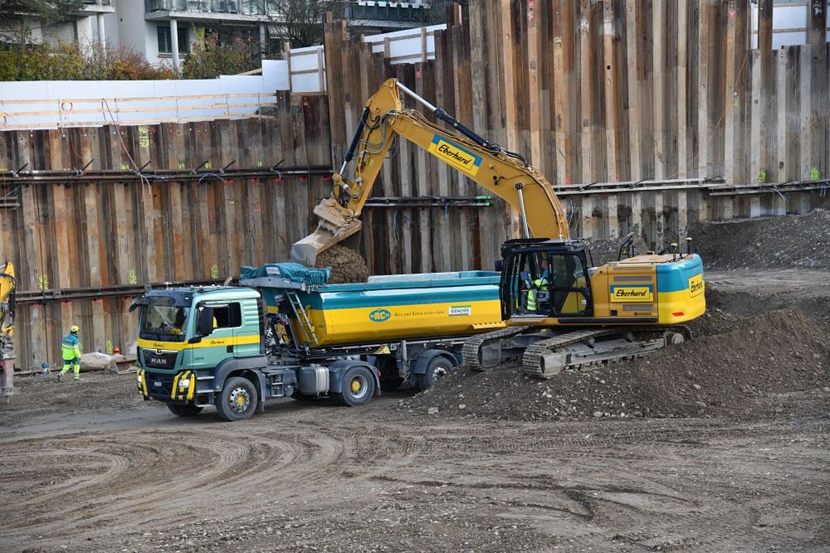 Bagger lädt Bodenaushub in LKW