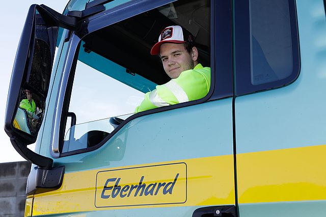 Jerome, unser Lernende Strassentransportfachmann schaut aus dem Lastwagen beim Wegfahren