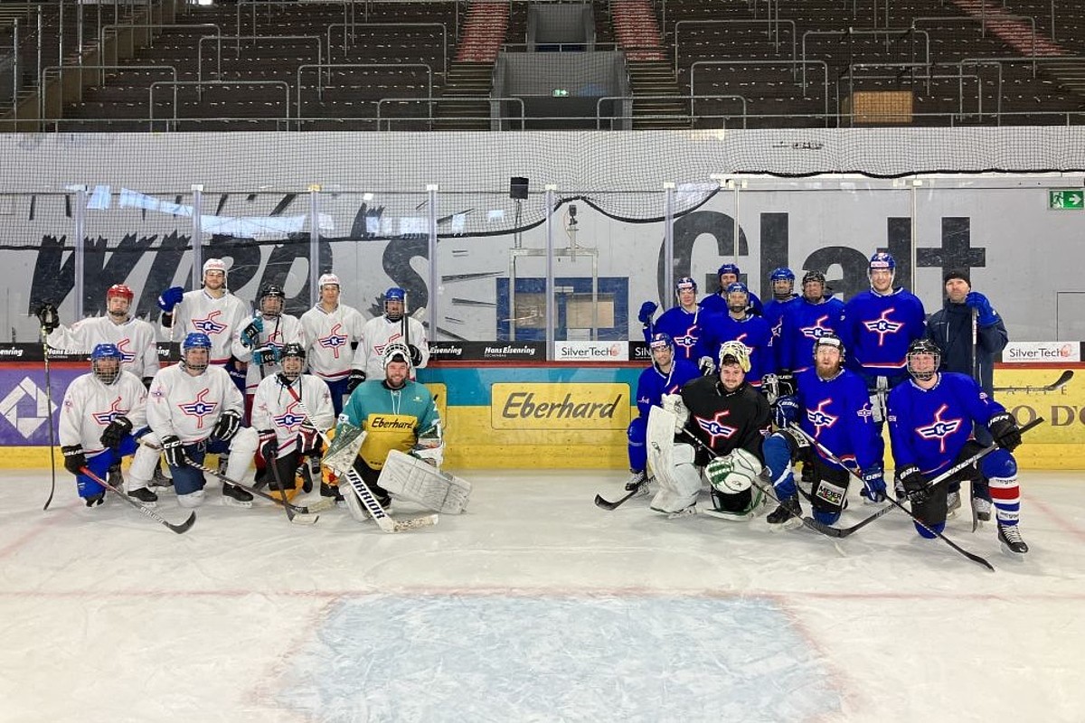 Gruppenfoto auf dem Eis.