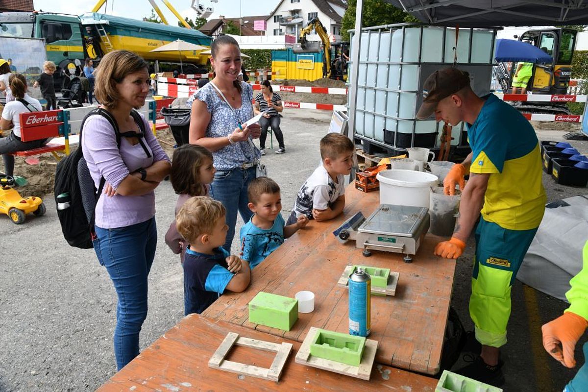 Kinder beim Betongiessen.